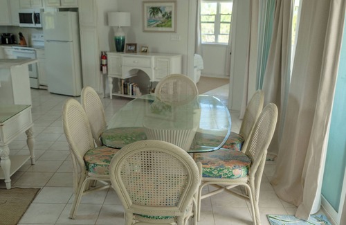Blossom Village Villa | Entfliehen Sie dem Alltag mit einem erholsamen Urlaub auf den Kaimaninseln!