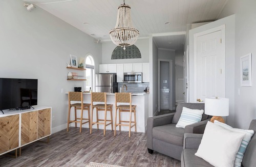 Traverse City Eigentumswohnung | ★BEACHFRONT★Pool+Hot Tub★11 min to downtown