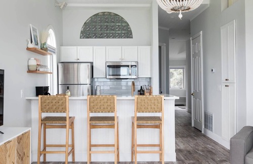 Traverse City Eigentumswohnung | ★BEACHFRONT★Pool+Hot Tub★11 min to downtown