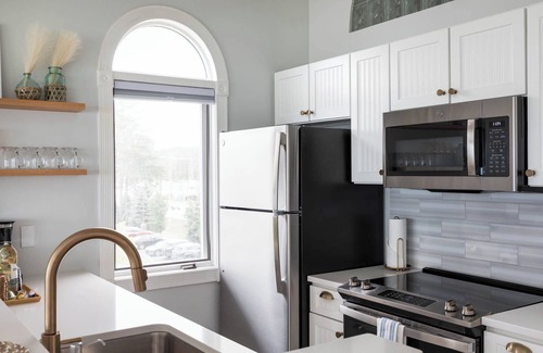 Traverse City Eigentumswohnung | ★BEACHFRONT★Pool+Hot Tub★11 min to downtown