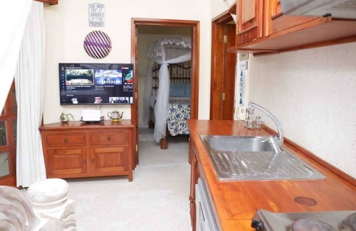 Malindi Haus | Beachside 2-bedroom cottage in beach resort with AC, Wi-Fi, Restaurant & Bar