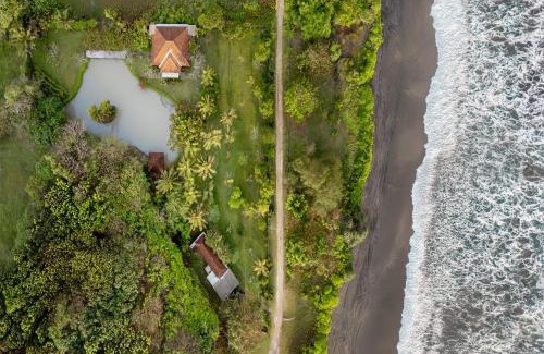 Tegal Mengkeb Villa | Beachside Villa Kelecung