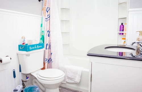 Yorkville Haus | Beachy Vibes Sleeps 10 Near White Water Rapids