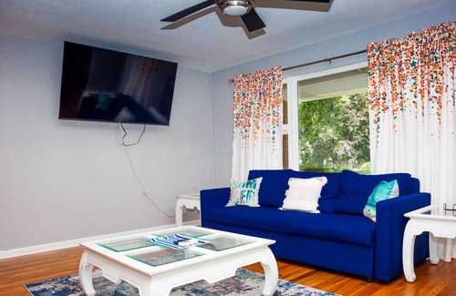 Yorkville Haus | Beachy Vibes Sleeps 10 Near White Water Rapids