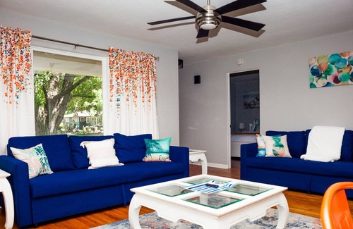 Yorkville Haus | Beachy Vibes Sleeps 10 Near White Water Rapids