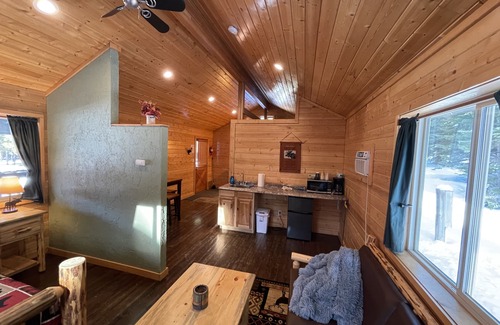 Thompson Falls Kabine | Bear Creek Resort, Cabin Suite (end unit 1 king) JACUZZI BATHTUB SUITE, Cabin Suite (end unit 1 king