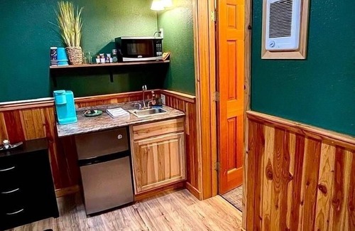 Thompson Falls Kabine | Lower Cabin Suite (1 King Bed) - Bear Creek Resort - Lower Cabin Suite (1 King Bed)