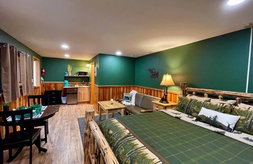 Thompson Falls Kabine | Lower Cabin Suite (1 King Bed) - Bear Creek Resort - Lower Cabin Suite (1 King Bed)