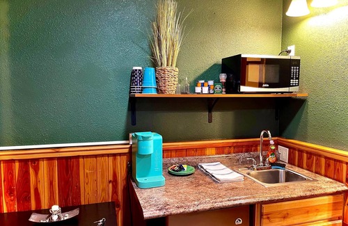 Thompson Falls Kabine | Lower Cabin Suite (1 King Bed) - Bear Creek Resort - Lower Cabin Suite (1 King Bed)