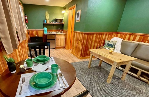 Thompson Falls Kabine | Lower Cabin Suite (1 King Bed) - Bear Creek Resort - Lower Cabin Suite (1 King Bed)