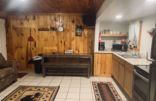 Wellston Hotel | Black Bear Inn - Bear Den für 5 Personen! WIFI / DISH Angeln!