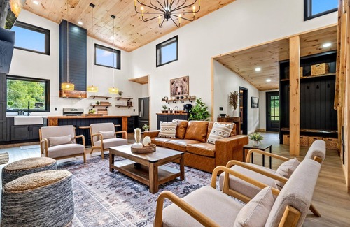 Cosby Haus | Bear Snores On Creekside Luxury + Hot Tub