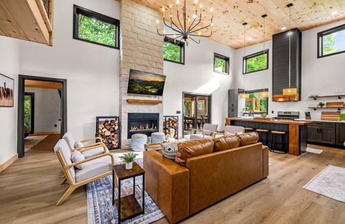 Cosby Haus | Bear Snores On Creekside Luxury + Hot Tub