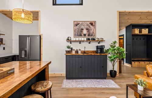 Cosby Haus | Bear Snores On Creekside Luxury + Hot Tub