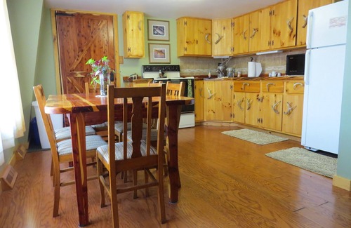 Sextonville Kabine | Bear Valley Outdoor Inn ist eine "Oase für Wildtiere."