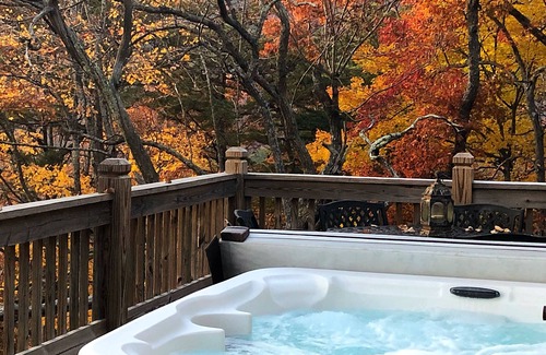 Jasper Kabine | Bearfoot Falls-Privately Owned Waterfall~22 Acres-Hiking trails~Hot Tub~Firepit