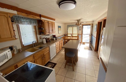 Lake Ripley Haus | Bears Den: Year-round Comfortable 4-bdrm house on Lake Ripley in Cambridge WI