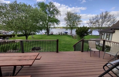 Lake Ripley Haus | Bears Den: Year-round Comfortable 4-bdrm house on Lake Ripley in Cambridge WI