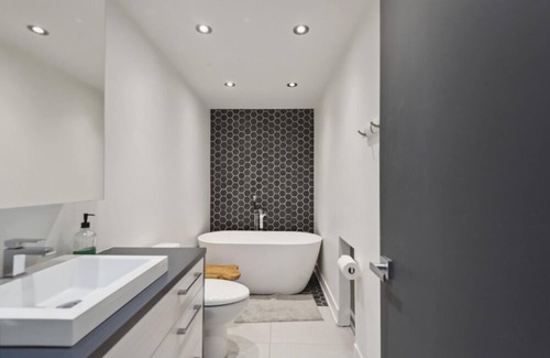 Candiac Haus | Beaty of the sixties a Serene Retreat near Montreal with Pool, Spa