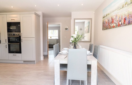 Bourton Hütte | BEAU’S HOUSE, pet friendly, with a garden in Bourton-On-The-Water