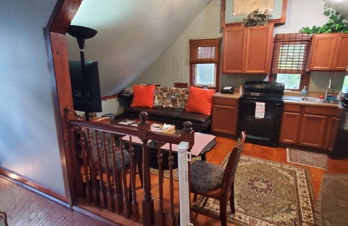 Near Eastside Haus | Cheerful 1 Bedroom Loft with On-site Parking