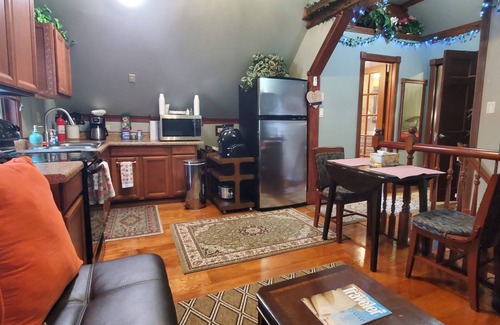 Near Eastside Haus | Cheerful 1 Bedroom Loft with On-site Parking