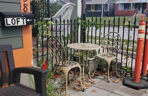 Near Eastside Haus | Cheerful 1 Bedroom Loft with On-site Parking