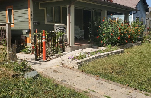 Near Eastside Haus | Cheerful 1 Bedroom Loft with On-site Parking