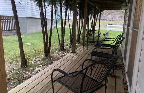 Onekama Eigentumswohnung | Beautiful 1 bedroom Condo on Portage Lake Resort.Onekama. Beach, pool, hot tub.