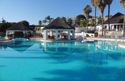 Almancil Wohnung | Luxusunterkünfte, Garten, Palmengesäumter Pool, kostenloses Highspeed-WLAN