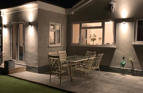 Canvey Island Hütte | Beautiful 2-bed Bungalow in Canvey Island