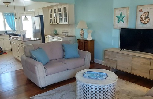 Village Green Haus | Schönes, offenes Strandhaus mit 3 Schlafzimmern und 2 Bädern