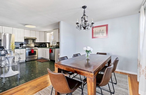 Waltham Wohnung | Beautiful 3BD/1BA apartment W Parking 6637
