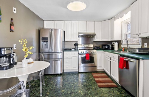 Waltham Wohnung | Beautiful 3BD/1BA apartment W Parking 6637