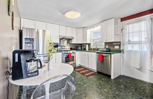 Waltham Wohnung | Beautiful 3BD/1BA apartment W Parking 6637