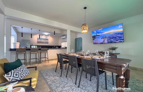 Colina del Sol Haus | Beautiful 4-bedroom 4-Bathroom home with WiFi, AC one block from sea