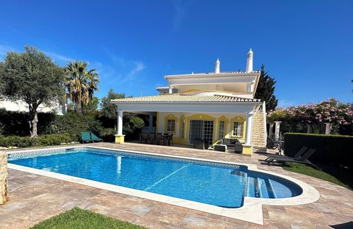 Portimao Villa | Schöne 4 Schlafzimmervilla im Altgolf