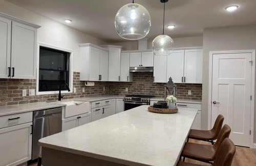 Sister Lakes Haus | Beautiful 5 star home overlooking Round Lake 6 bedrooms