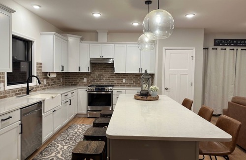 Sister Lakes Haus | Beautiful 5 star home overlooking Round Lake 6 bedrooms