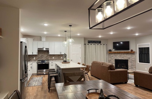 Sister Lakes Haus | Beautiful 5 star home overlooking Round Lake 6 bedrooms