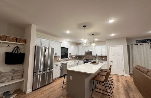 Sister Lakes Haus | Beautiful 5 star home overlooking Round Lake 6 bedrooms