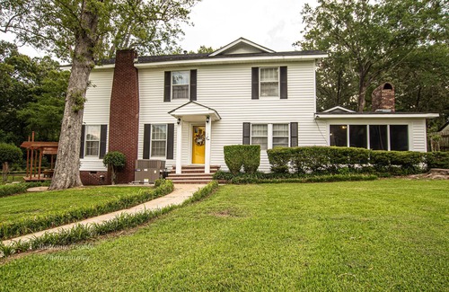 El Dorado Haus | Beautiful 6 Bedroom home