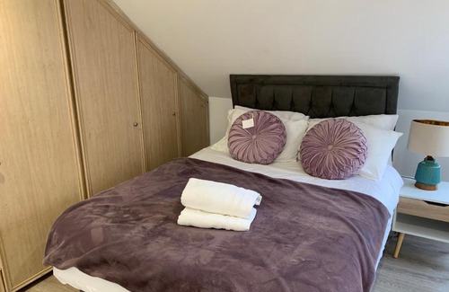 Loxford Haus | Beautiful All room En-suite 4 bedrooms house , Free parking, WiFi, Corporate, Contractors, Family relocation, CONTACT US FOR LONG TERM RATE