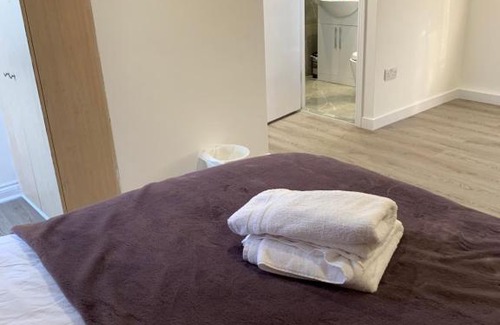 Loxford Haus | Beautiful All room En-suite 4 bedrooms house , Free parking, WiFi, Corporate, Contractors, Family relocation, CONTACT US FOR LONG TERM RATE