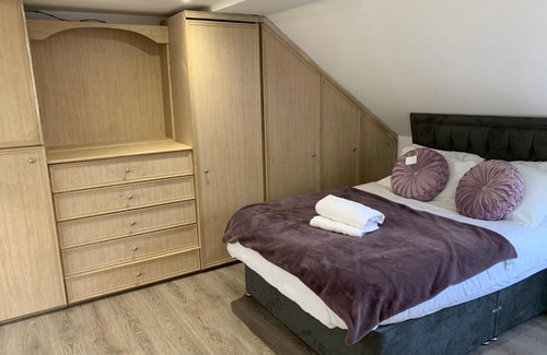Loxford Haus | Beautiful All room En-suite 4 bedrooms house , Free parking, WiFi, Corporate, Contractors, Family relocation, CONTACT US FOR LONG TERM RATE