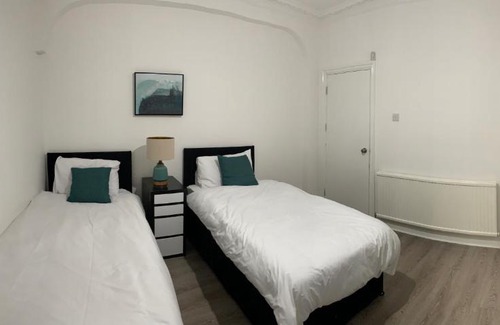 Loxford Haus | Beautiful All room En-suite 4 bedrooms house , Free parking, WiFi, Corporate, Contractors, Family relocation, CONTACT US FOR LONG TERM RATE