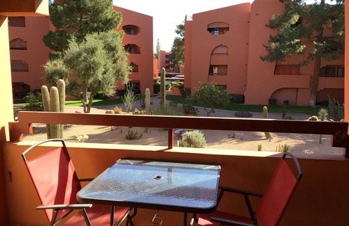 Paradise Valley Village Eigentumswohnung | Beautiful Anasazi Village Condo. Close to Restaurants, Shopping and Golf.