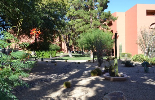 Paradise Valley Village Eigentumswohnung | Beautiful Anasazi Village Condo. Close to Restaurants, Shopping and Golf.