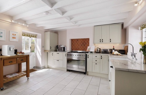 Blockley Hütte | Beautiful and characterful dog friendly holiday cottage - Archway House