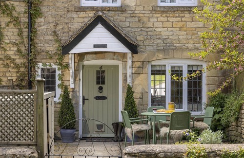 Blockley Hütte | Beautiful and characterful dog friendly holiday cottage - Archway House